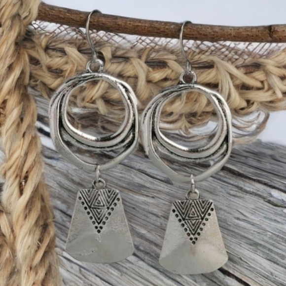 Modcloth Boho Tribal Earrings 2 22$